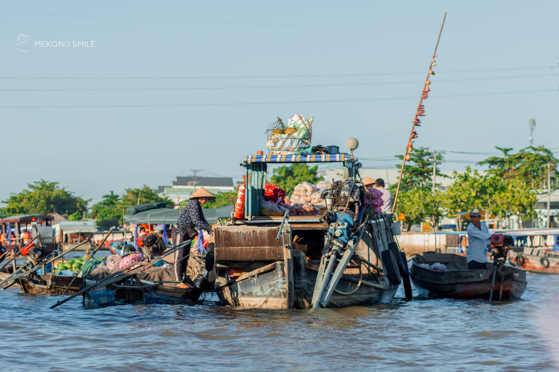 Cai Rang Floating Market: The Rhythmic Soul of the Mekong 284 A glimpse into the lives of locals who live and work on their boats in the Mekong Delta.