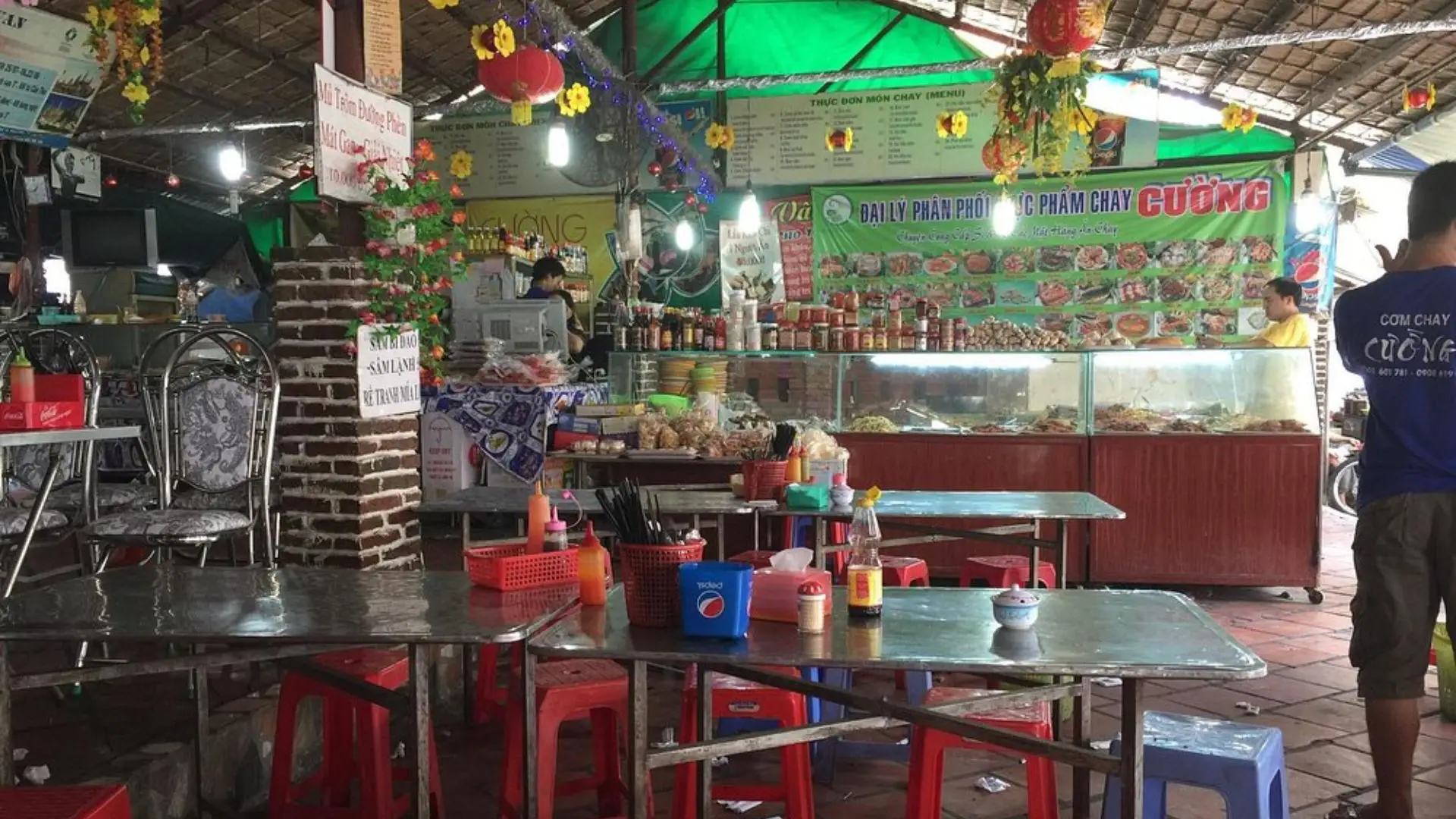 Local vegan experience at com chay cuong in Can Tho city