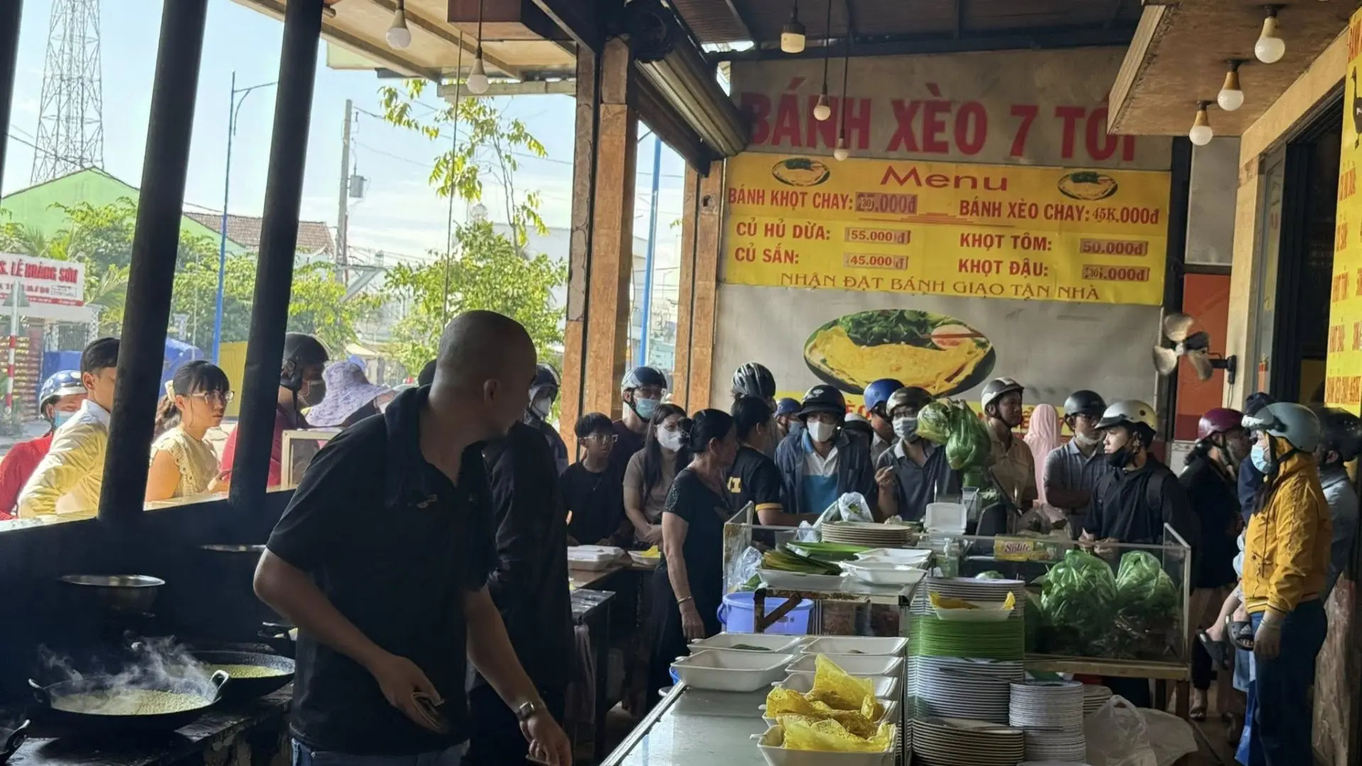 Local cooking atmosphere at Banh xeo 7 toi