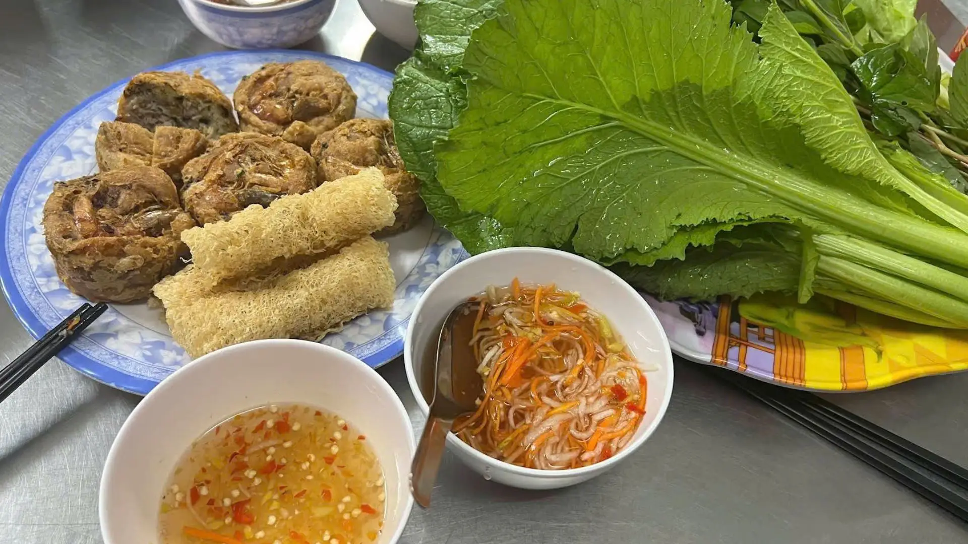 Vietnamese Banh Cong dishes served at banh cong co ut can tho