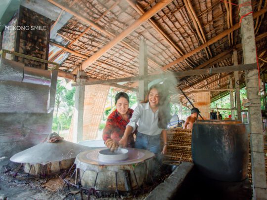 A local guide providing clear, friendly instructions to a tourist during a hands-on activity of Can tho city tour