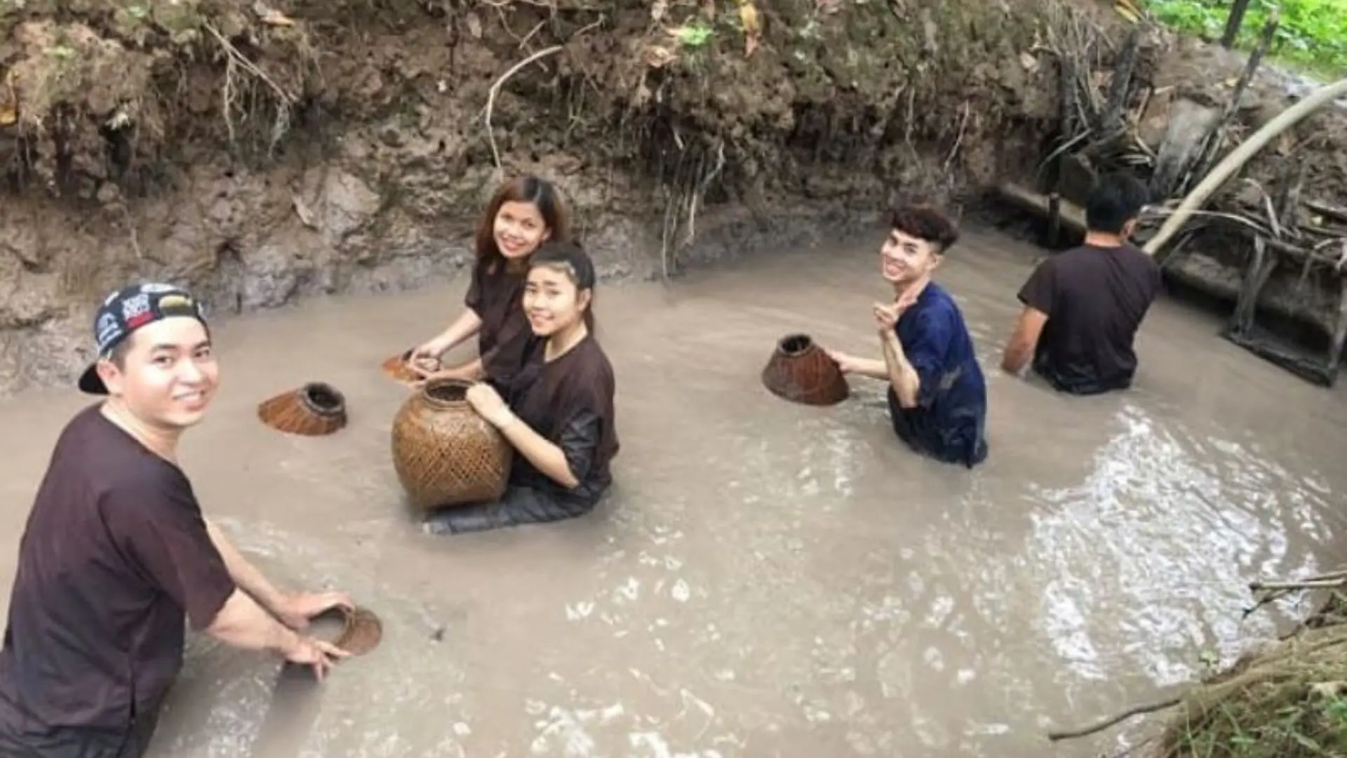 Lu Gia Xeo Nhum Ecological Garden: A Rustic Soul of Phong Dien 283 Tourists joining hands-on rural activities at Lu Gia Xeo Nhum Ecological Village in Can Tho