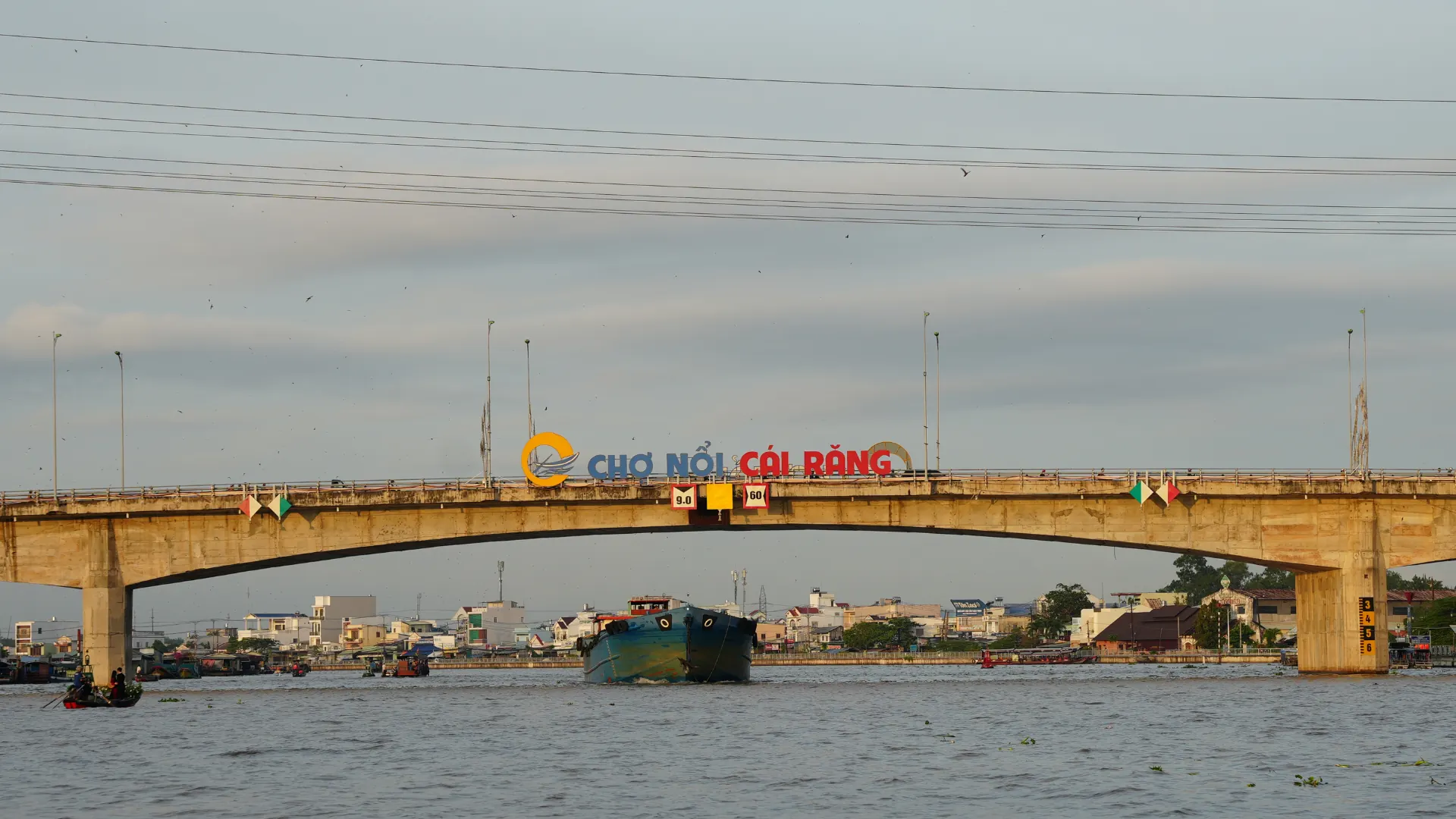 A glance at Cai Rang Floating Market in Can Tho – colorful boats and lively morning trade on the Hau River