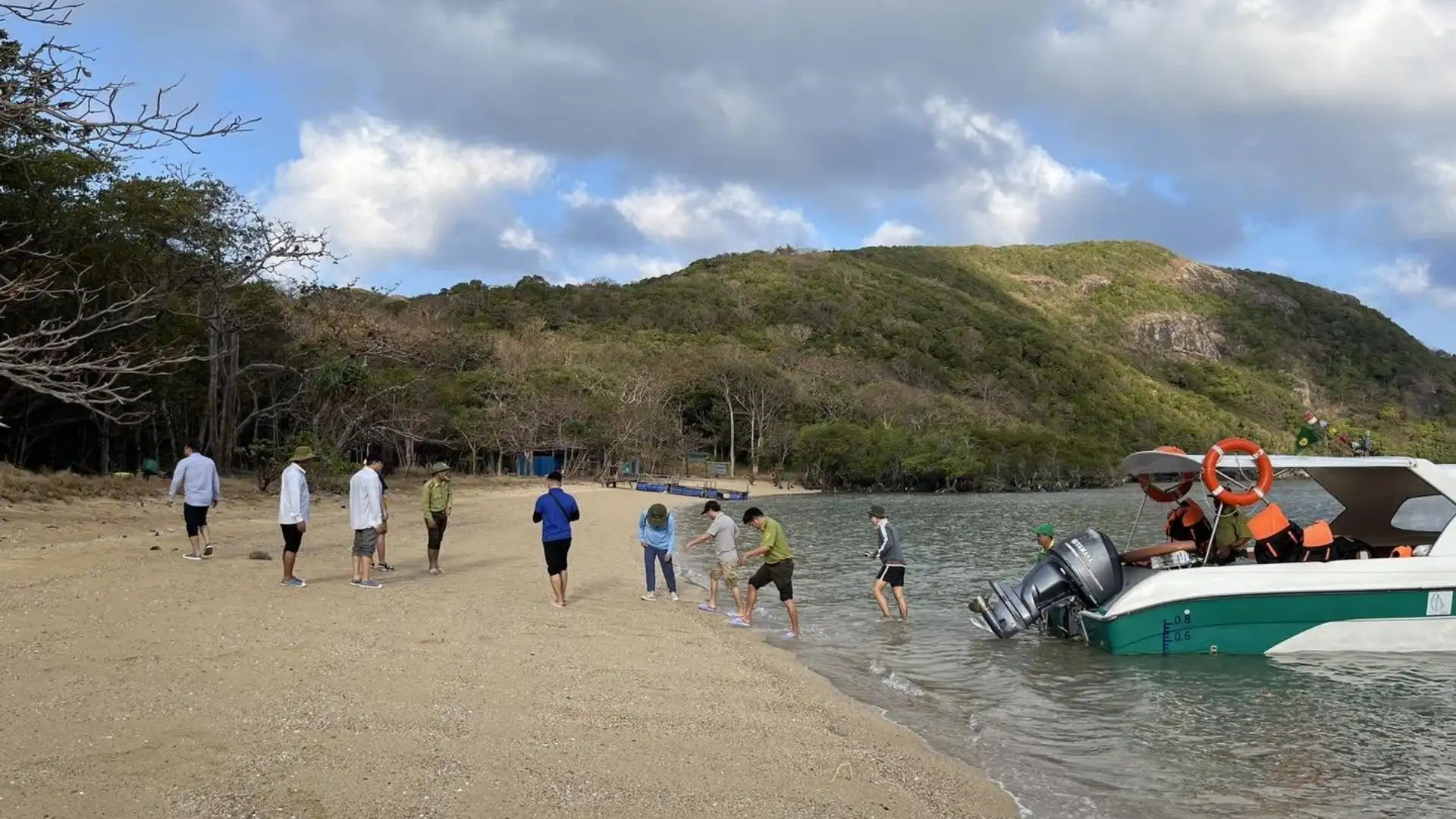 Travelers arriving by boat for an afternoon Ba Island nature and snorkeling trip