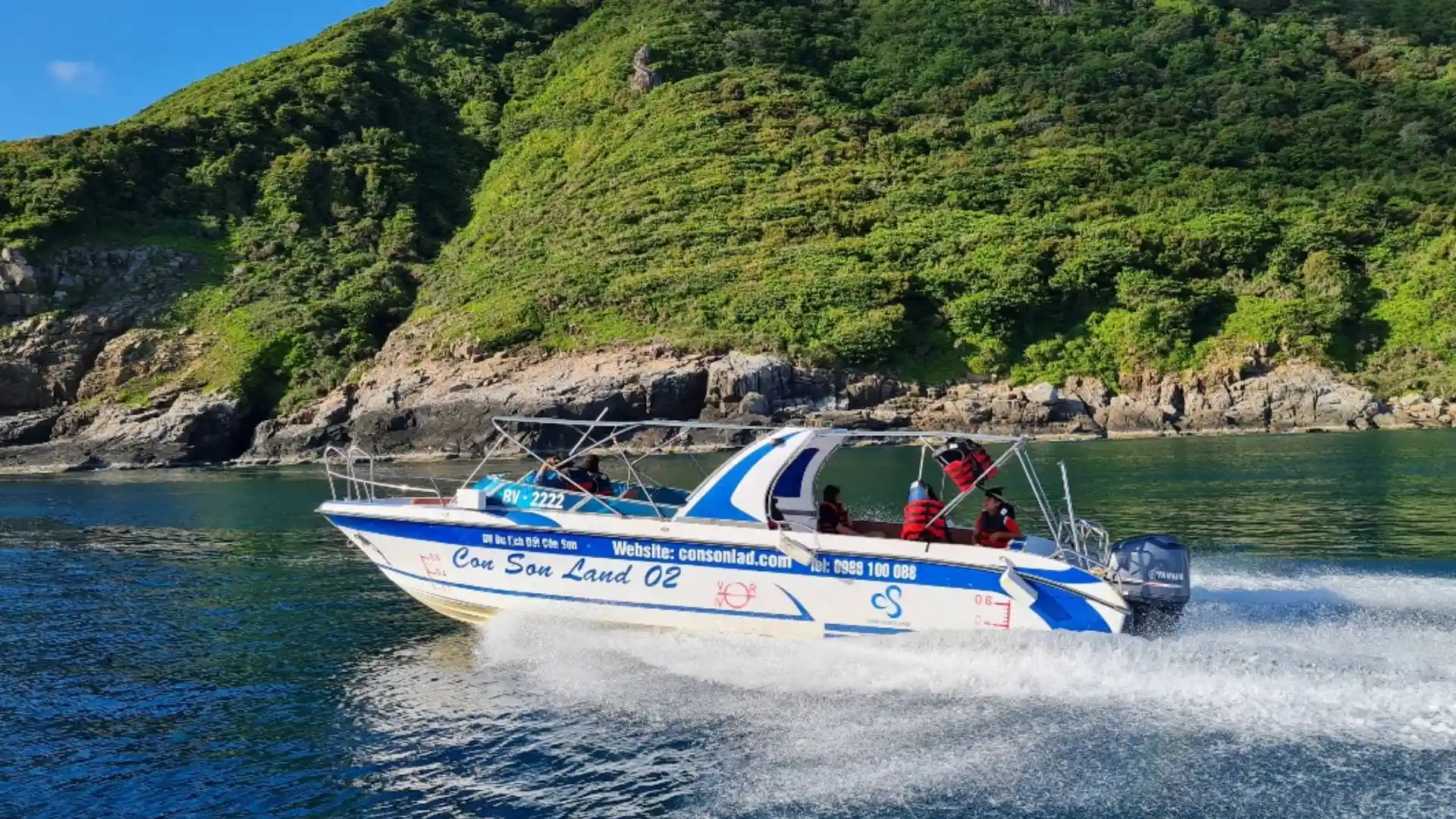 Boat cruising along Ba Island during an afternoon snorkeling and sunset route