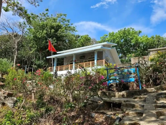 Ba Island Ranger Station rest stop during Love Peak hike