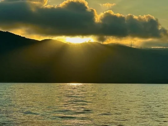Sunset views over the sea on a Ba Island sunset snorkeling tour