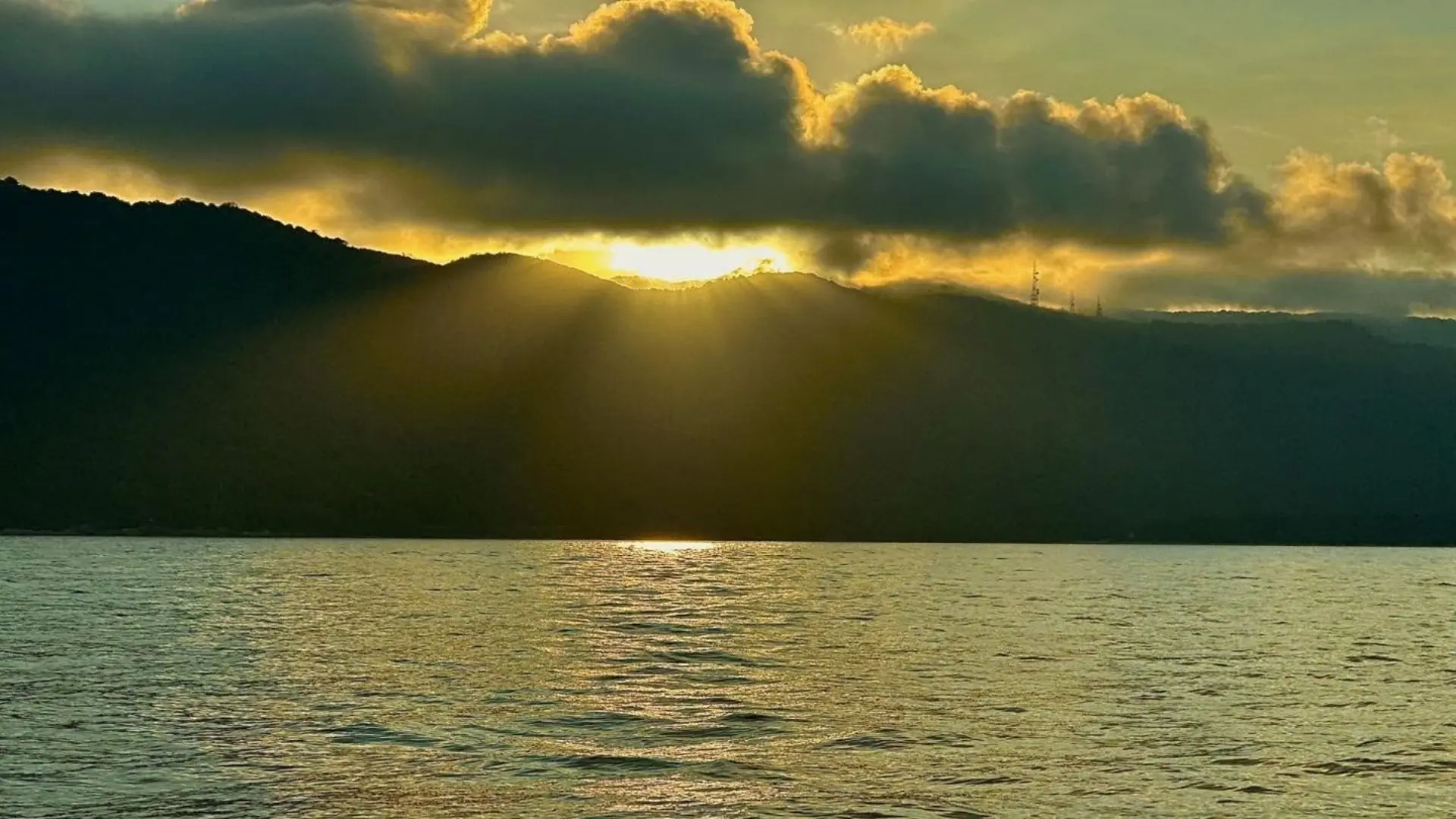 Sunset views over the sea on a Ba Island sunset snorkeling tour