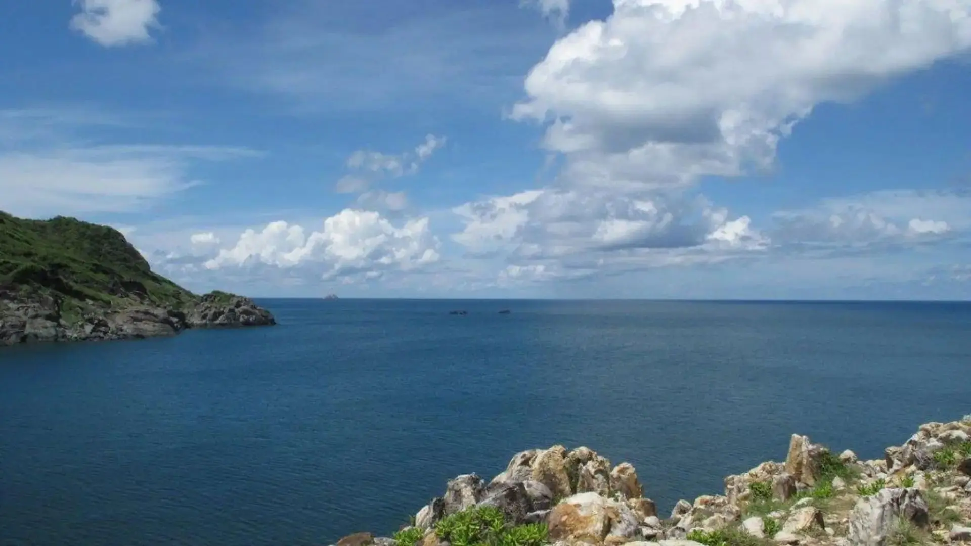 How to Choose a Forest Route in Con Dao: Short Walks, Beach Trails and Summit Routes 12 Bamboo Lagoon coastal viewpoint on a forest and sea route in Con Dao