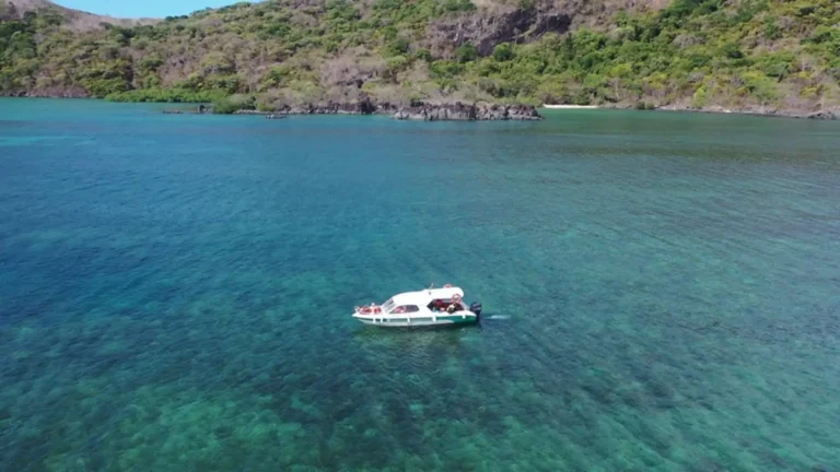 Speedboat traveling across clear water toward Bamboo Lagoon during the Con Dao giant clam snorkeling tour