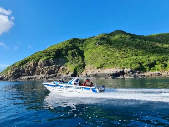 Speedboat arriving at Bamboo Lagoon for the Con Dao giant clam snorkeling experience