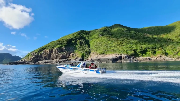 Speedboat arriving at Bamboo Lagoon for the Con Dao giant clam snorkeling experience