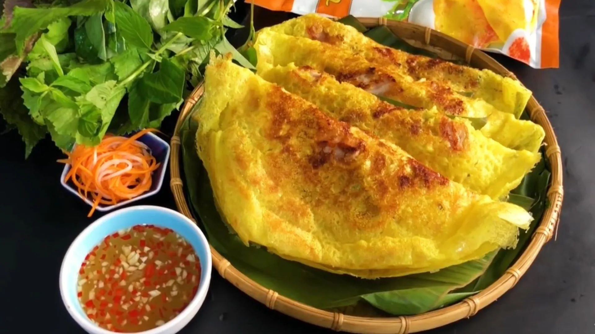 Banh Xeo – crispy Vietnamese pancakes stuffed with shrimp and bean sprouts, a Can Tho culinary favorite