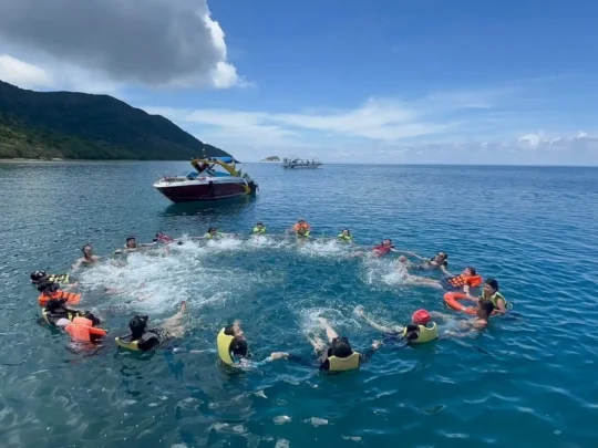 Travelers snorkeling at Bo Dap Beach before Bay Canh Island