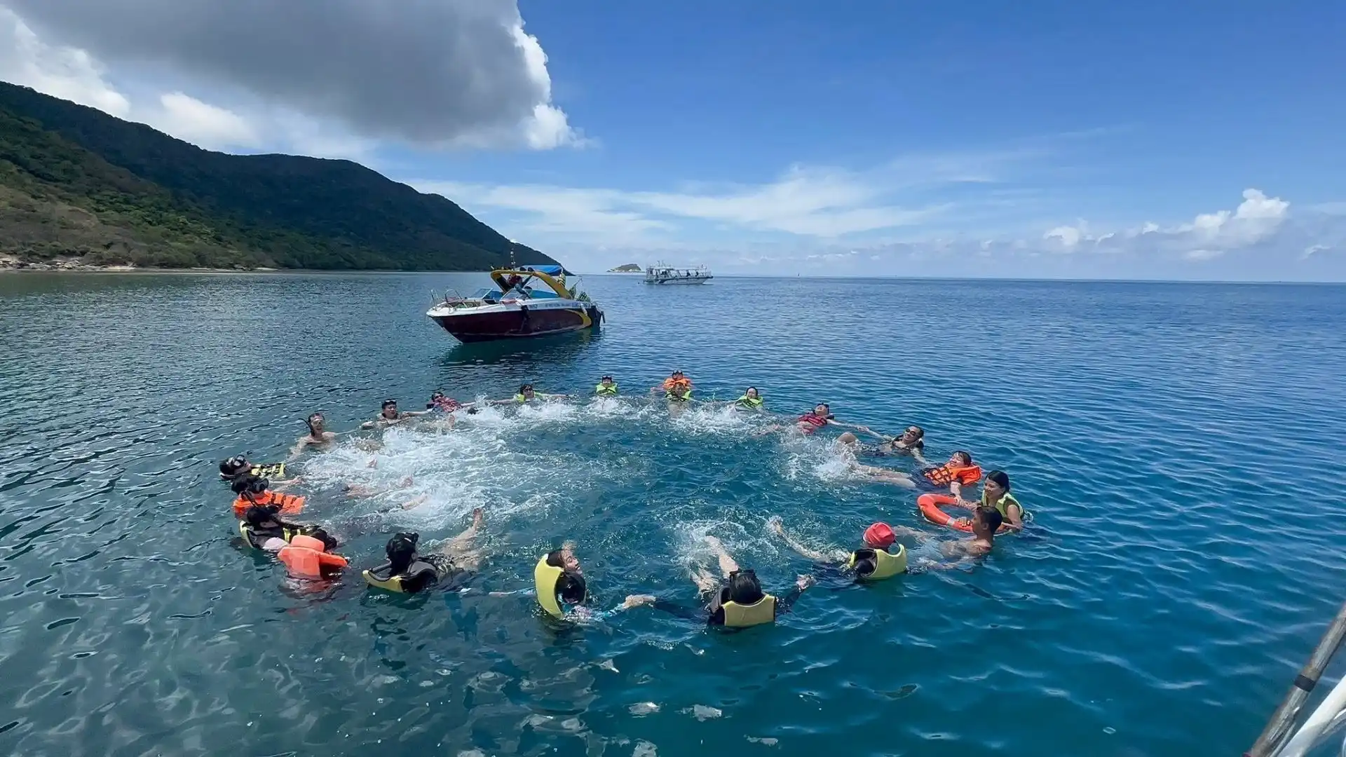Travelers snorkeling at Bo Dap Beach before Bay Canh Island