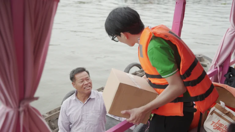 Mekong Smile delivering Tet gifts to vendors on boats