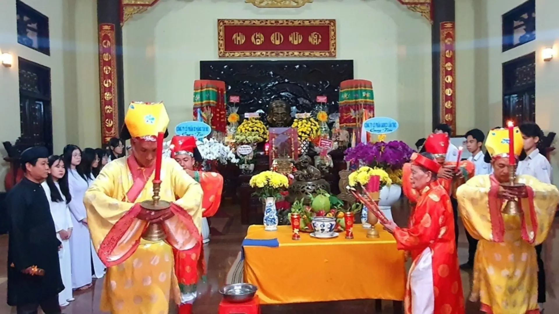 Bui Huu Nghia Memorial in Can Tho: Visitor Guide 287 Participants in traditional ceremonial clothing during a remembrance ceremony for Bùi Hữu Nghĩa