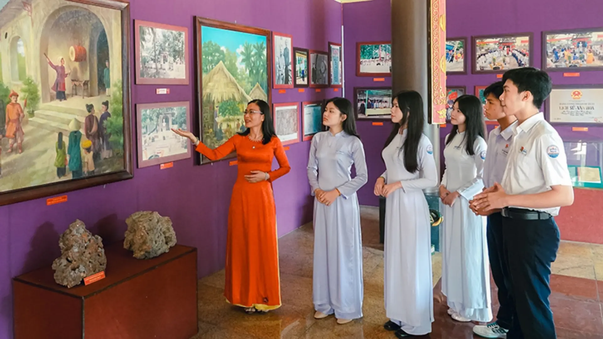 Bui Huu Nghia Memorial in Can Tho: Visitor Guide 284 Visitors viewing historical exhibits with a guide wearing an orange áo dài