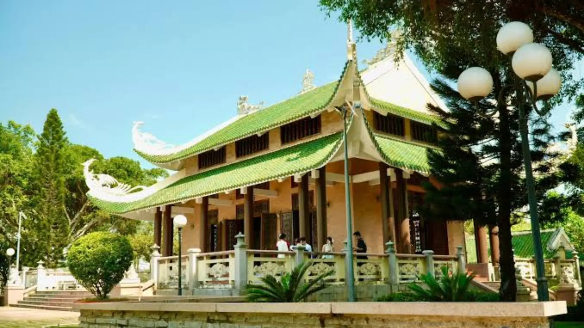 Bui Huu Nghia Memorial in Can Tho: Visitor Guide 282 Exterior of the memorial hall with green-tiled roofs and a covered veranda