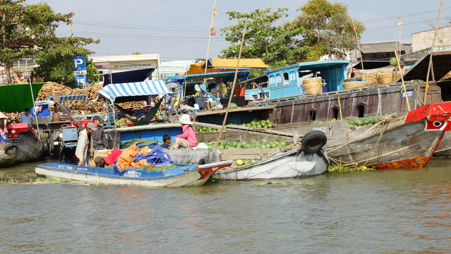 The Vietnam Itinerary Guide for Your Vietnam Trip 420 Boats trading fruits at Cai Rang Floating Market in Can Tho