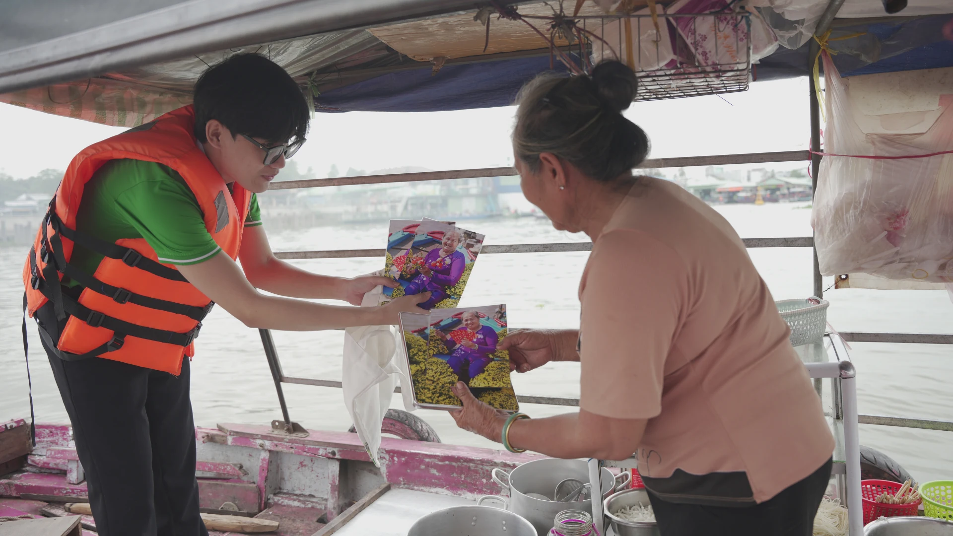 Cai Rang Floating Market CSR Campaign: "Celebrating Tet on the River" 2025 12 Mekong Smile and vendors smiling at Cai Rang Floating Market