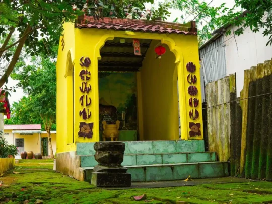 A small, decorated worship area inside a temple, used for personal prayer and devotion.