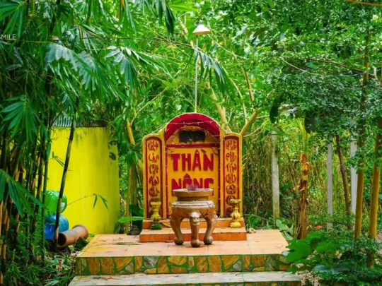 An altar dedicated to the god of agriculture (Thần Nông), a key part of the local spiritual culture.