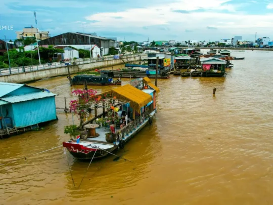 A cooking station set up on a riverbank or a boat, offering a unique and refreshing setting for a cooking class in Can Tho.