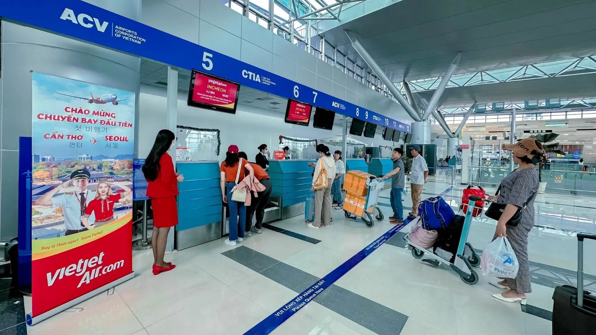Can Tho International Airport passengers walking after landing