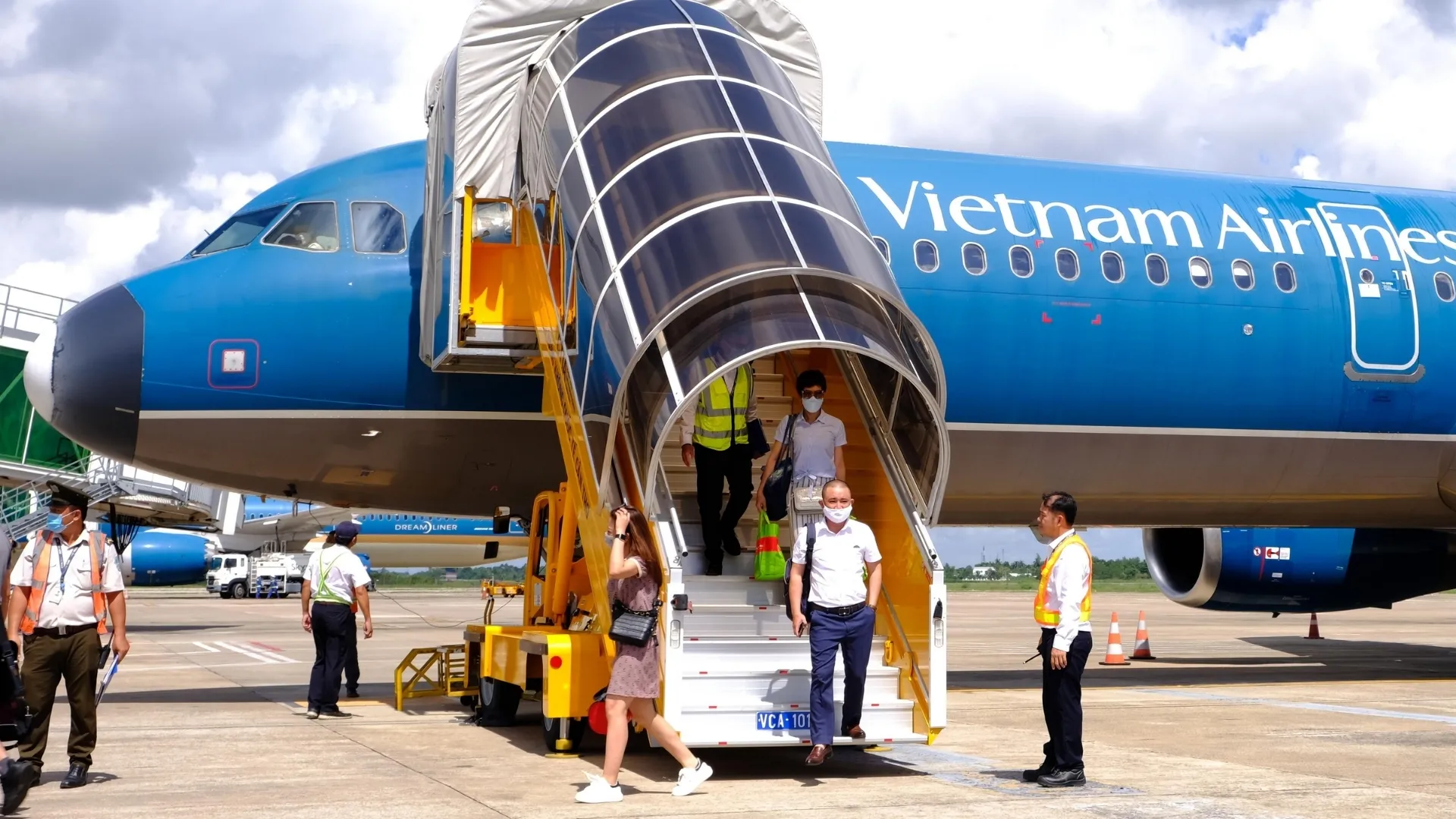 Can Tho International Airport passengers walking after landing