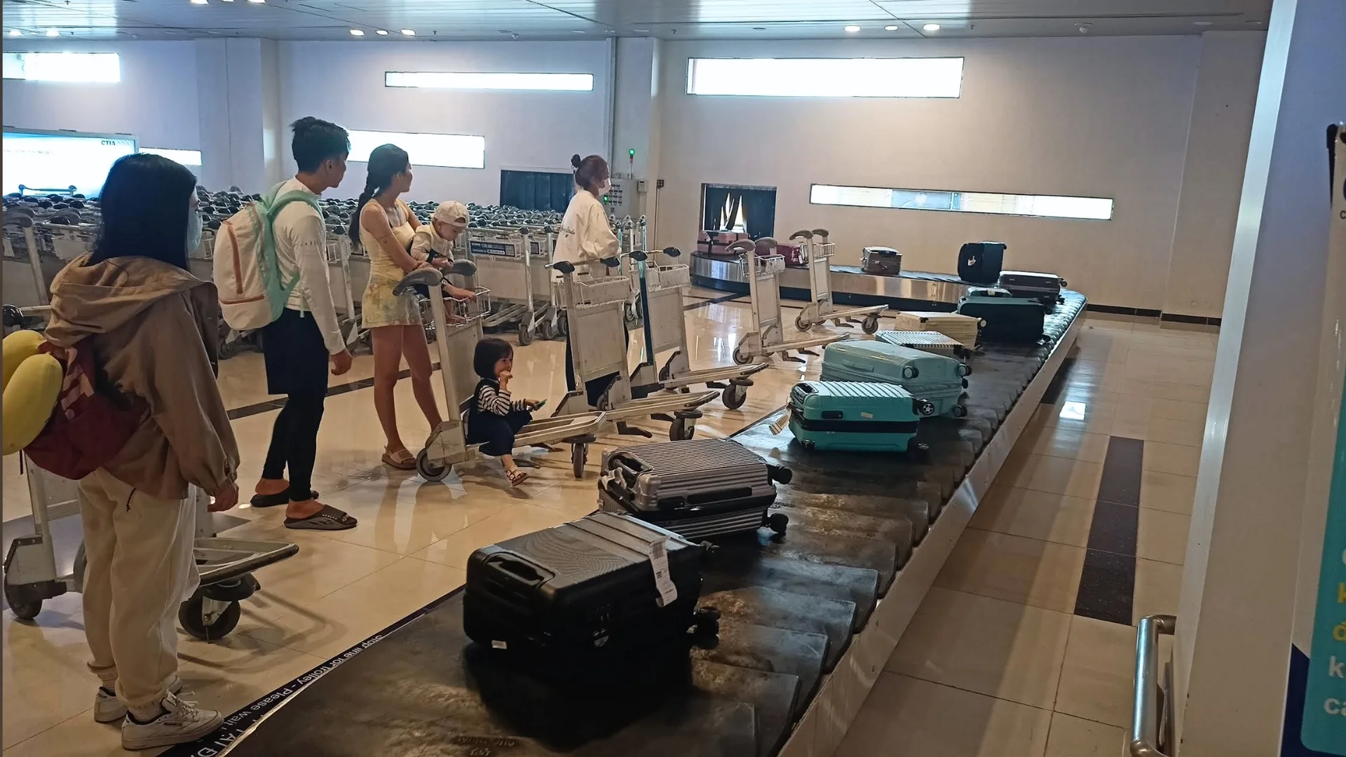 Can Tho International Airport passengers waiting at baggage claim