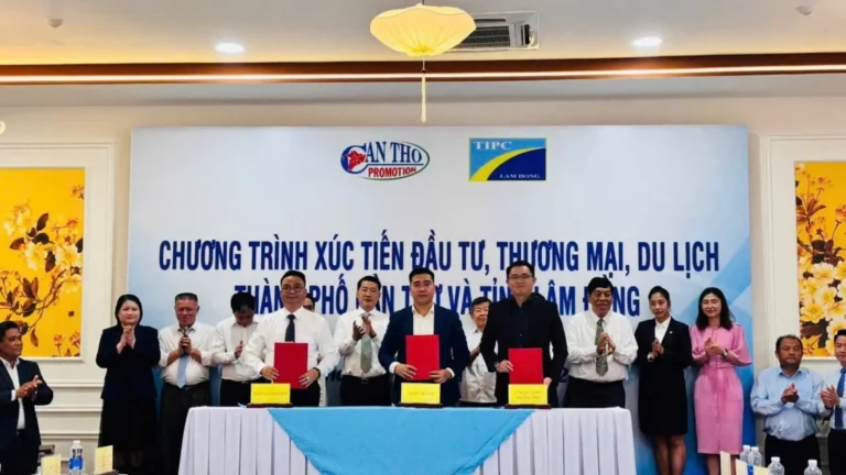 Tourism business representatives after the Can Tho Lam Dong cooperation signing