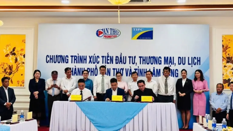 Tourism businesses signing cooperation documents at the Can Tho Lam Dong promotion program