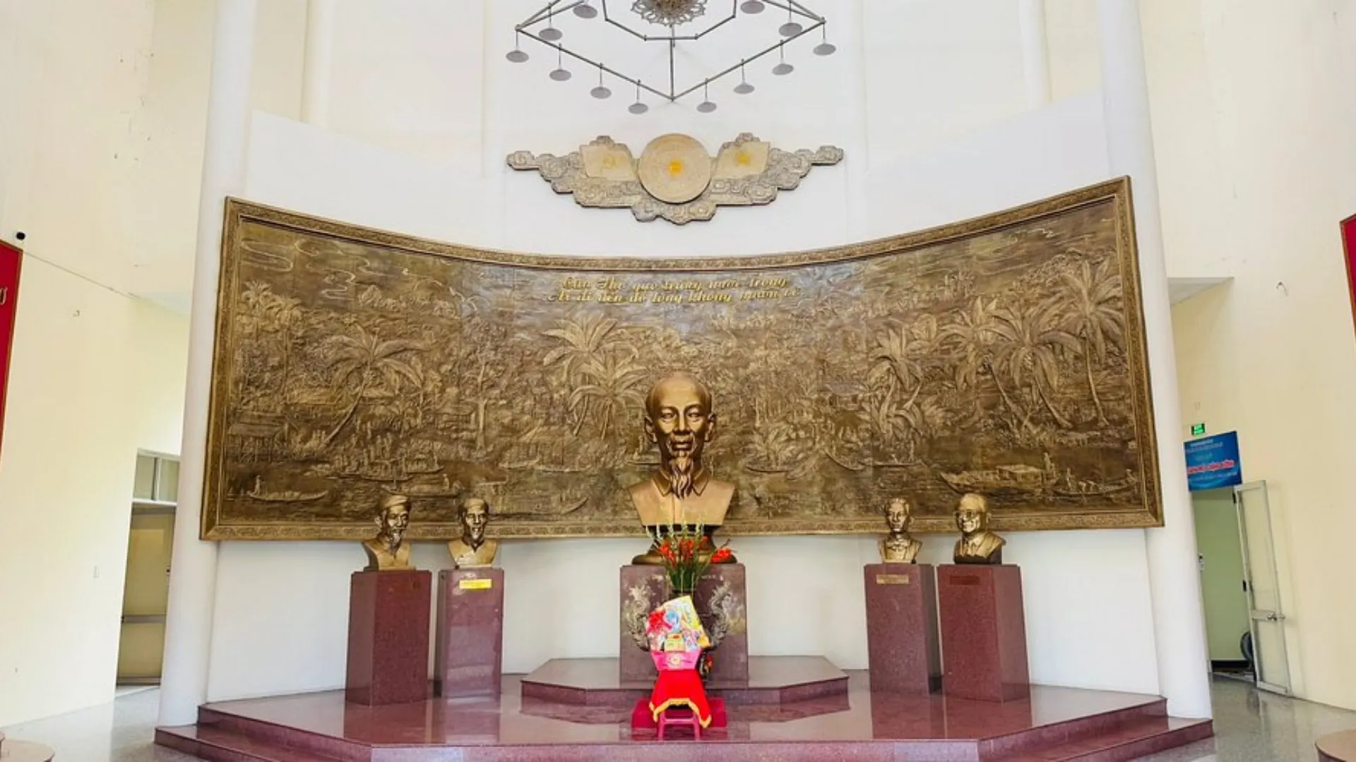 Can Tho Museum – discover the rich history and culture of the Mekong Delta through ancient artifacts and exhibits