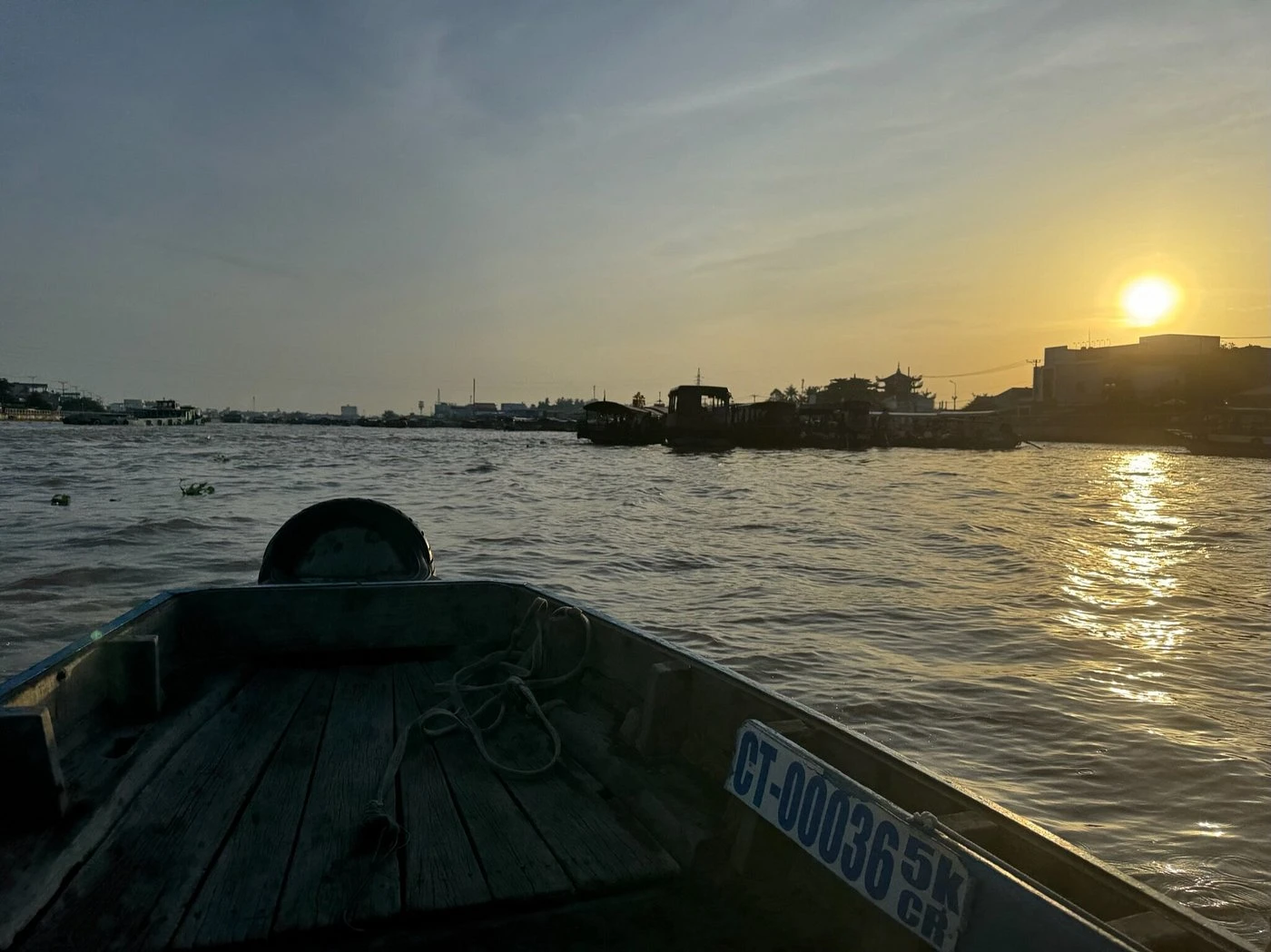 Enjoy the sunset scenery on the river