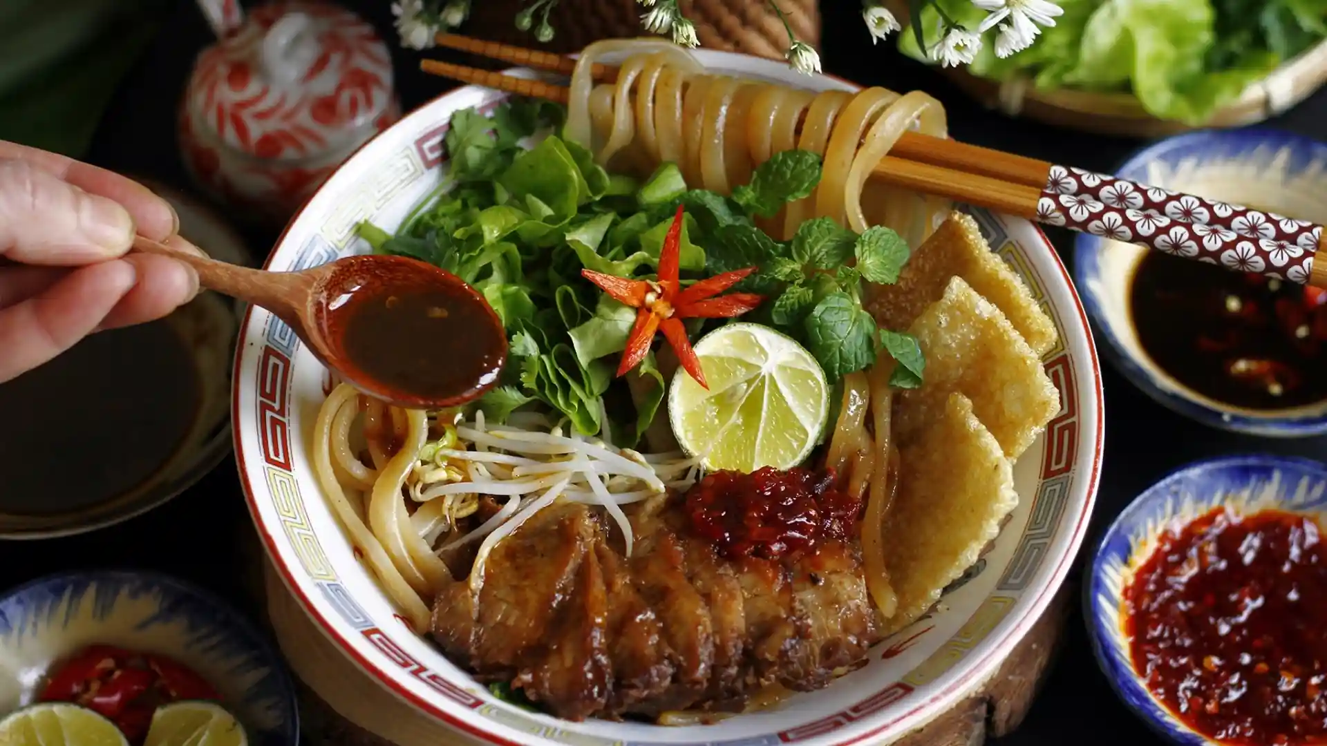 What to Eat in Vietnam: 30 Must-Try Dishes 87 Hoi An cao lầu noodles with pork, greens and crispy toppings