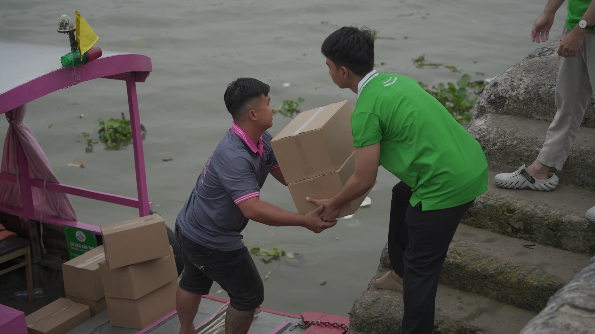 Cai Rang Floating Market CSR Campaign: "Celebrating Tet on the River" 2025 11 Mekong Smile volunteers giving gifts and taking photos at Cai Rang