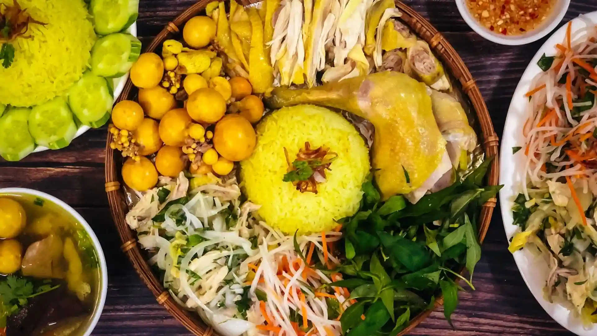 What to Eat in Vietnam: 30 Must-Try Dishes 91 Hoi An chicken rice with yellow rice, chicken and vegetables