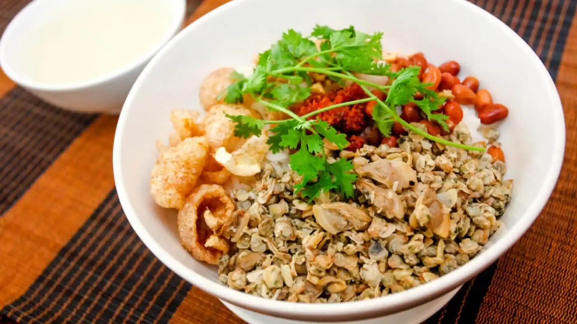 What to Eat in Vietnam: 30 Must-Try Dishes 88 Hue cơm hến rice mixed with baby clams, herbs and peanuts