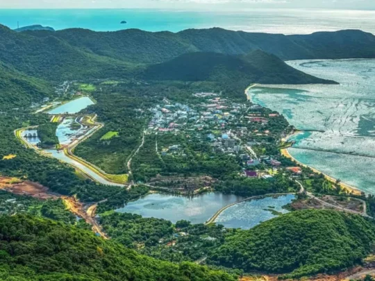 Con Dao National Park covers an area of 6,000 hectares on the mainland and 14,000 hectares at sea.