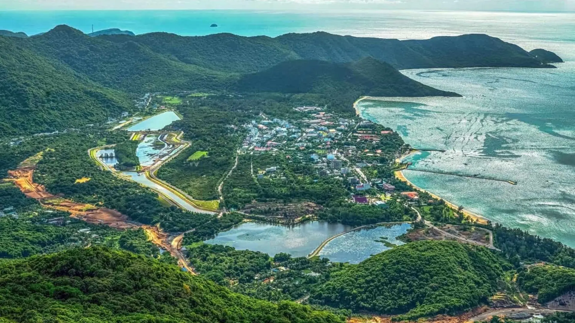 Con Dao National Park covers an area of 6,000 hectares on the mainland and 14,000 hectares at sea.