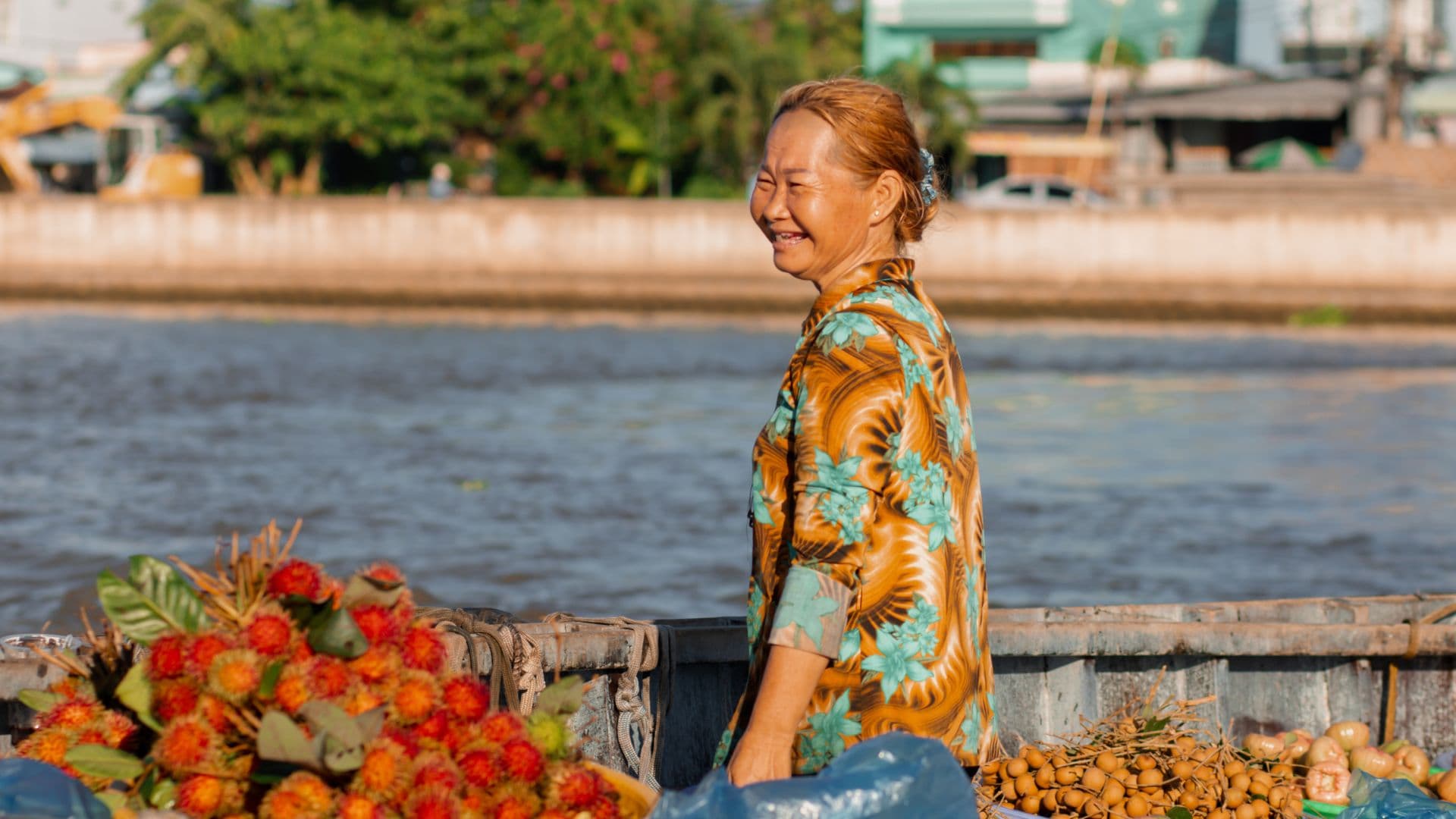 nụ cười vui vẻ của cô bán chôm chôm