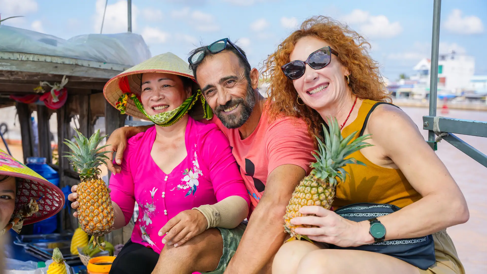 Cultural interactions at Can Tho Cai Rang Floating Market highlight the warm hospitality of the Mekong Delta people