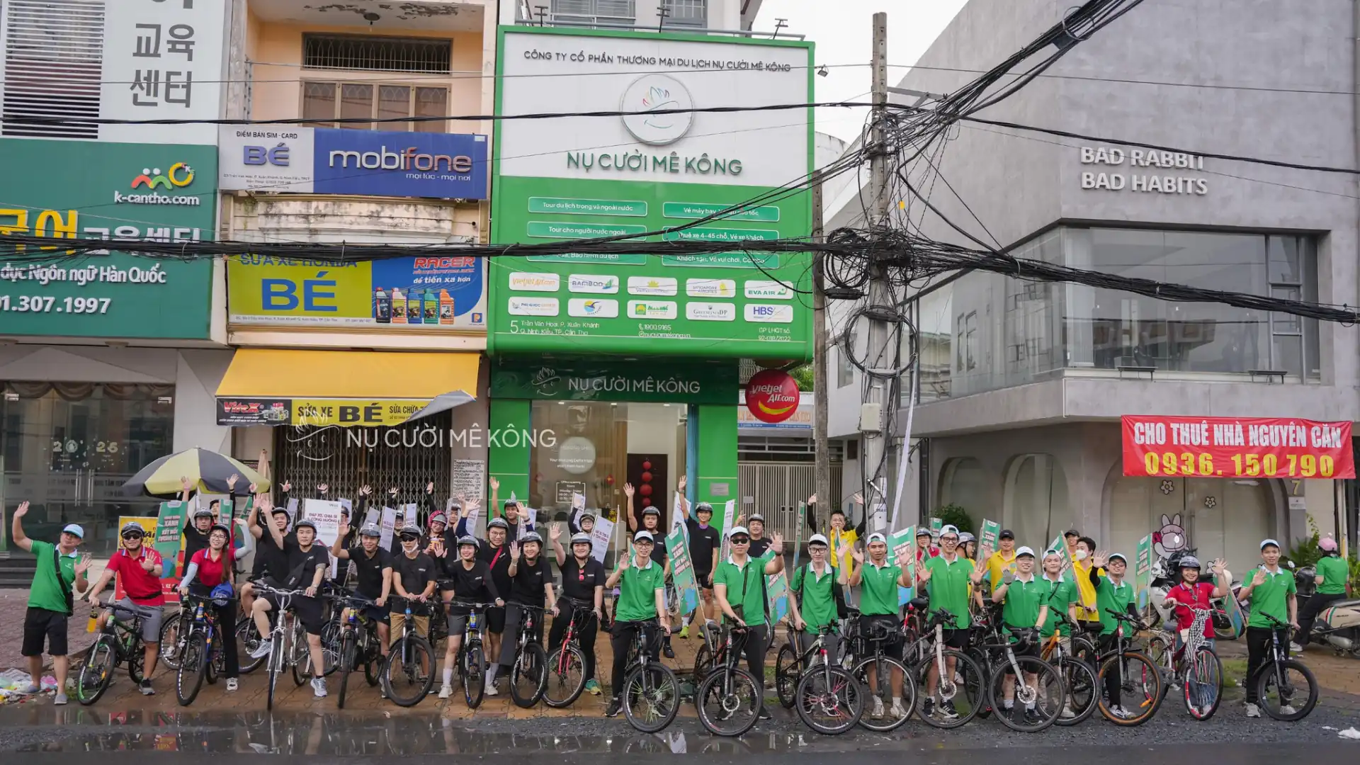 Cyclists passing Ninh Kieu Wharf and Cai Rang Floating Market during green cycling route