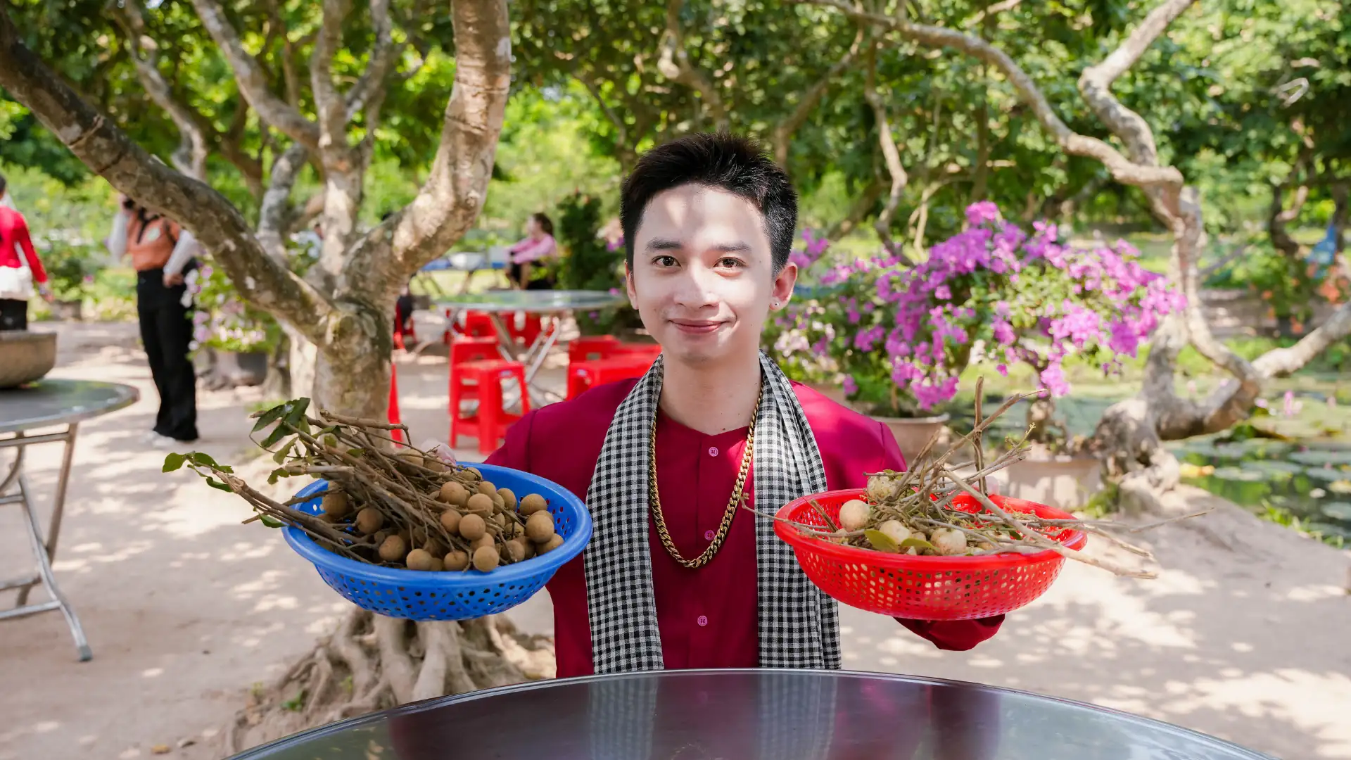 The fruit season on Son Islet Can Tho runs from April to July, offering fresh tropical delights