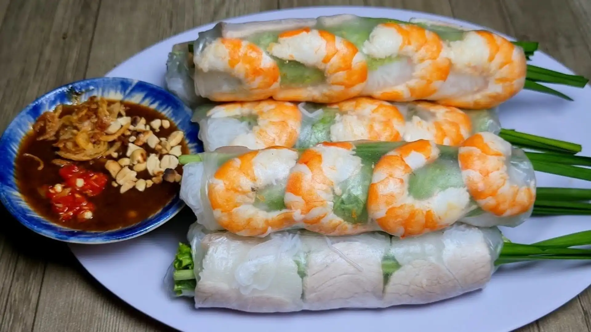 What to Eat in Vietnam: 30 Must-Try Dishes 95 Fresh Vietnamese gỏi cuốn spring rolls with shrimp, herbs and rice noodles