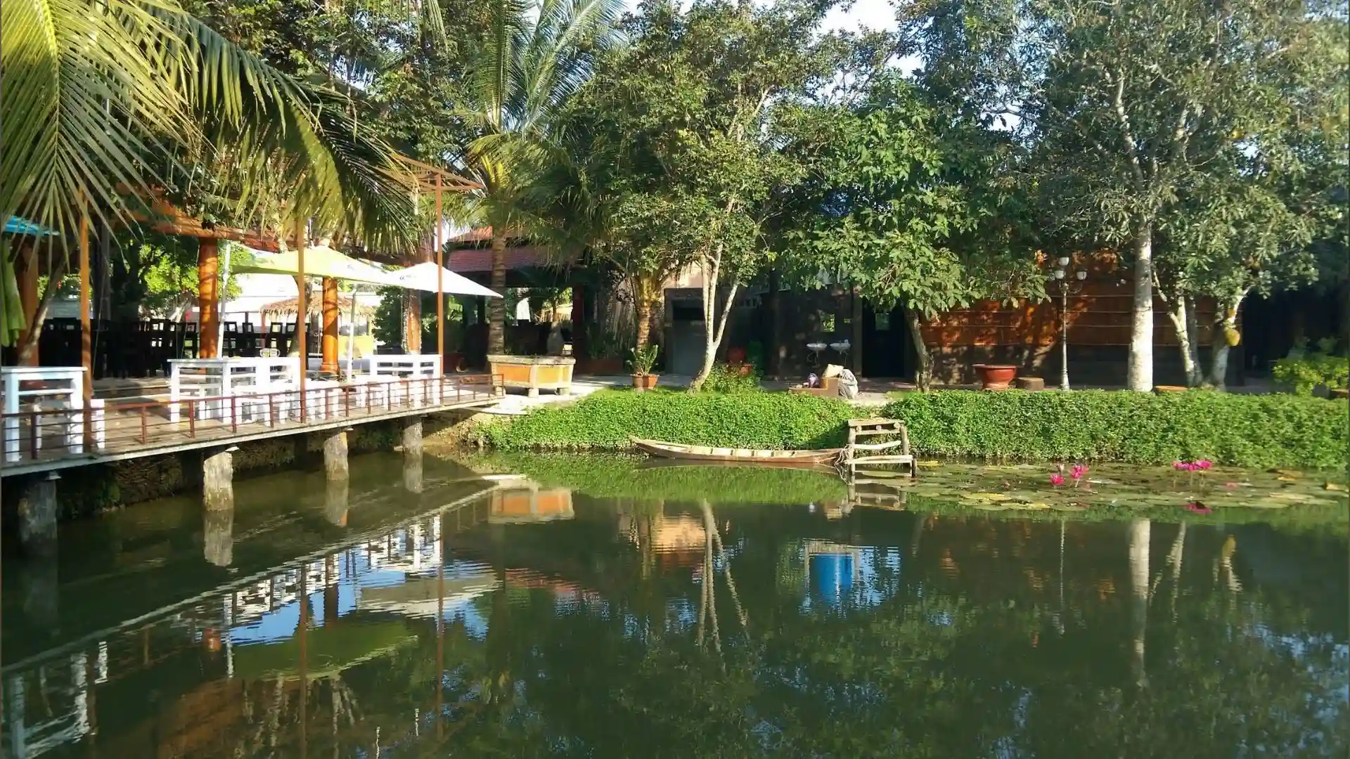 Peaceful garden and pond scenery at Bao Gia Trang Vien Ecological Village in Can Tho