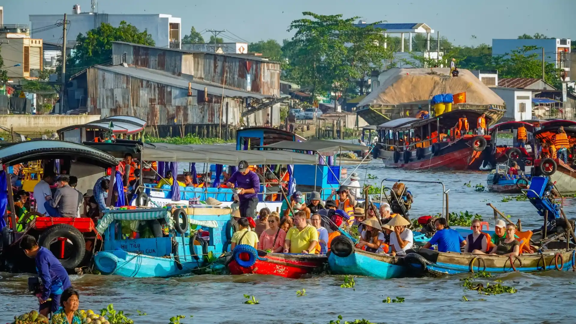 Experience the vibrant Cai Rang floating market