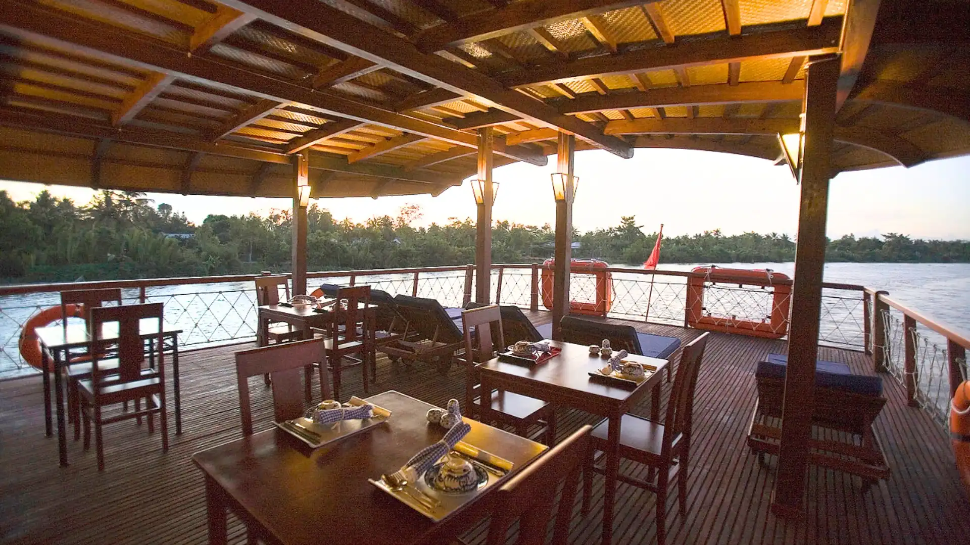 Mekong Smile Bassac Cruise Can Tho Cai Be Bassac Cruise restaurant and dining deck on Mekong River