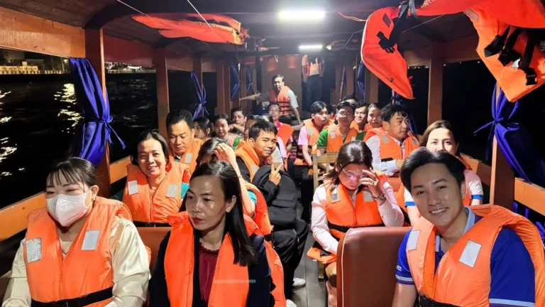 Mekong Smile team on boats during the Brings Spring to Cai Rang Floating Market project in Can Tho